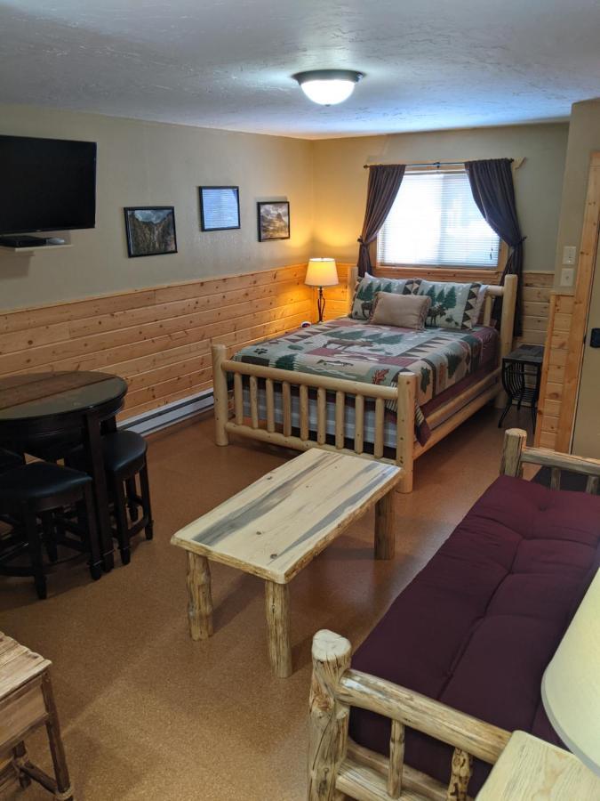 9 Bar W Cabins เวสต์เยลโลว์สโตน ภายนอก รูปภาพ
