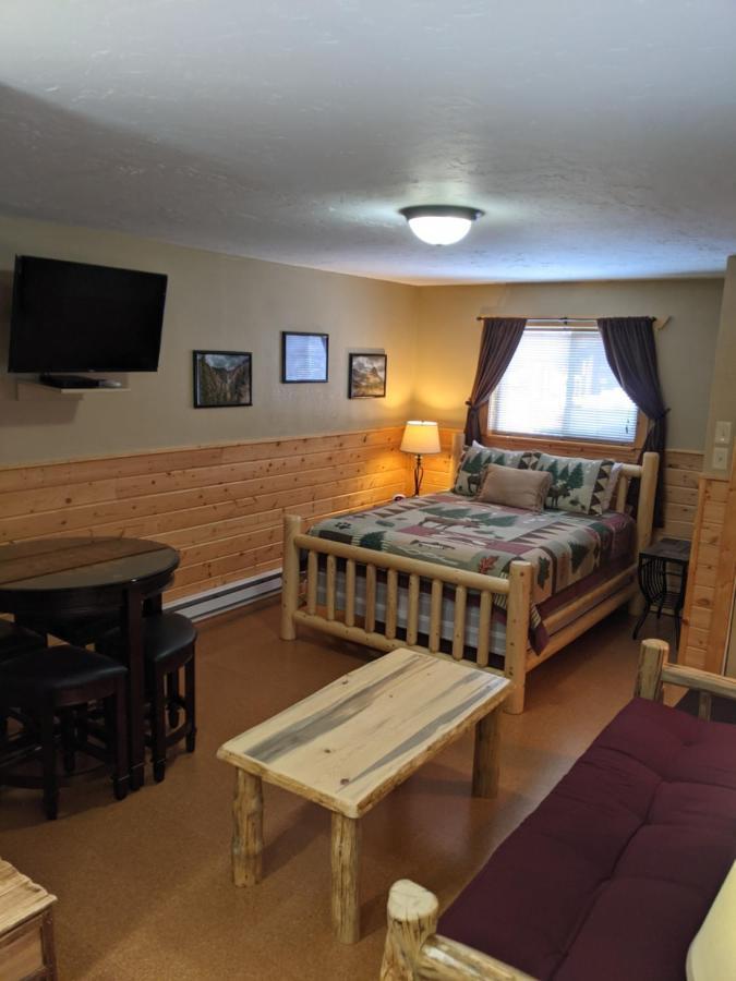 9 Bar W Cabins เวสต์เยลโลว์สโตน ภายนอก รูปภาพ