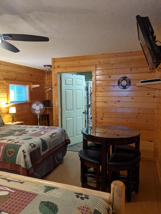 9 Bar W Cabins เวสต์เยลโลว์สโตน ภายนอก รูปภาพ
